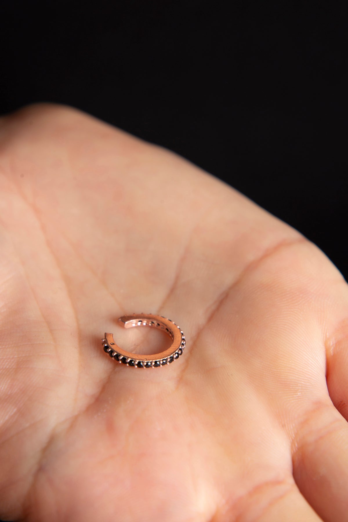 Boucle d'oreille cartilage en argent sterling 925 pour femmes, avec détail en pierre noire, vente en gros