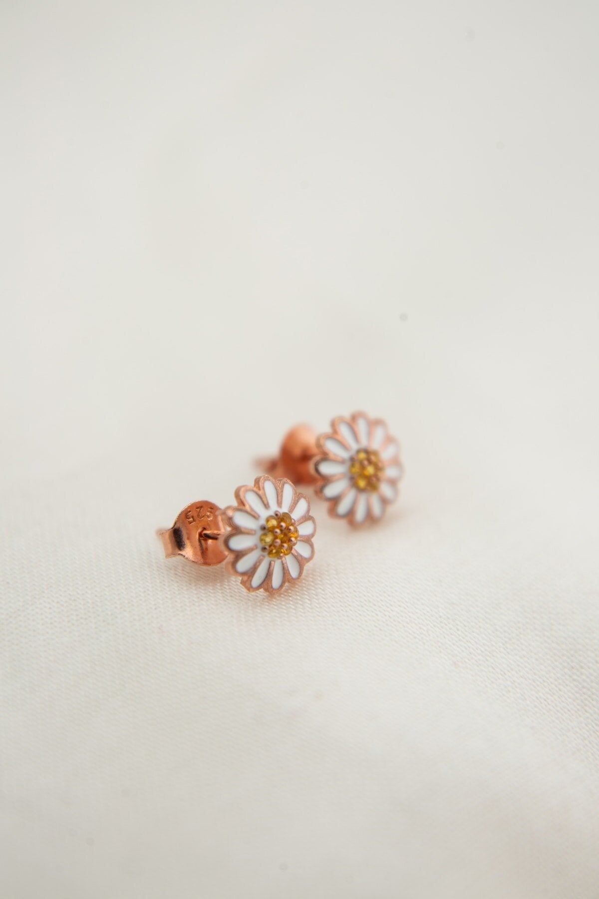 Wholesale Women's Enameled Daisy Model 925 Sterling Silver Necklace and Earring Set