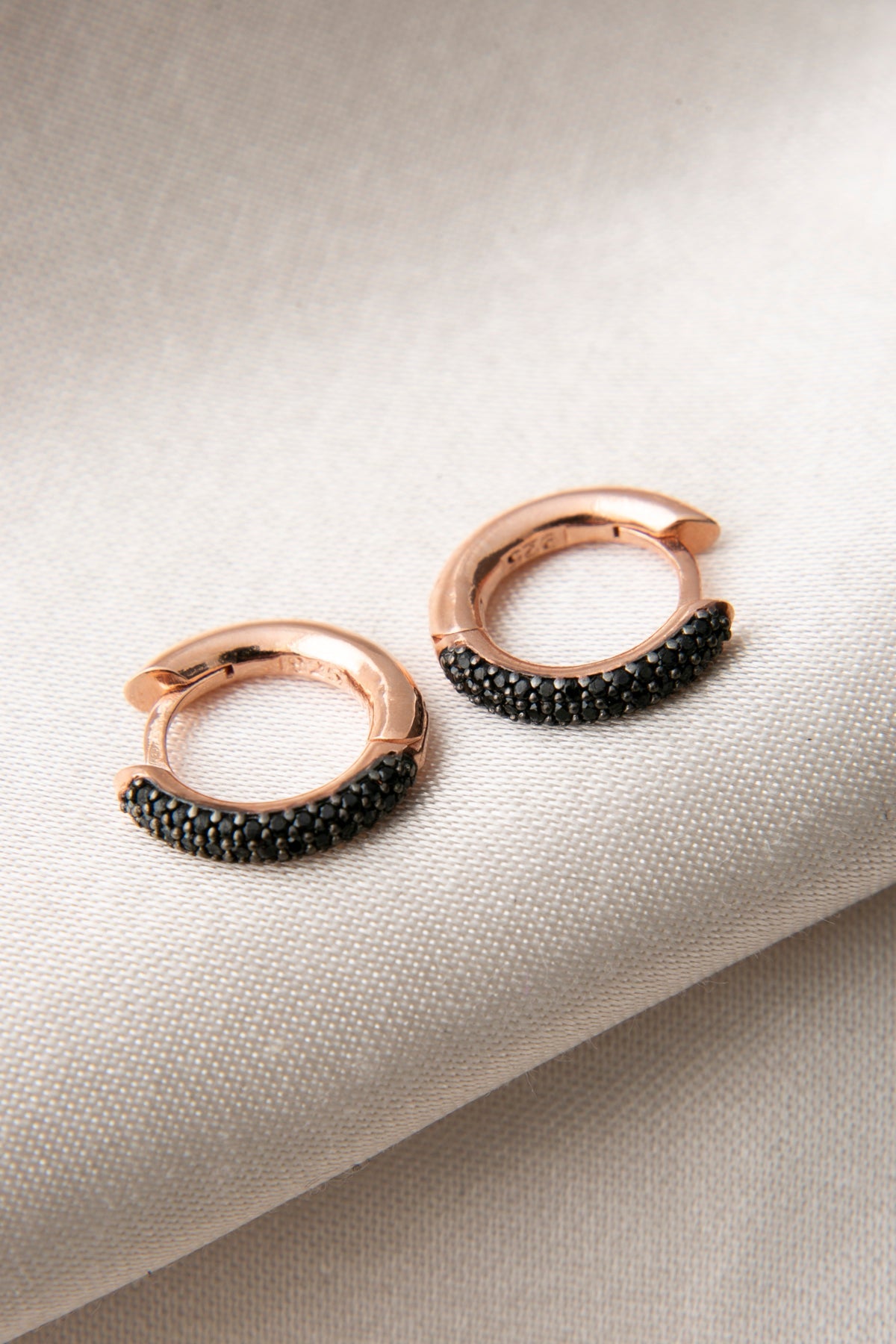 Wholesale Women's Black Stone Detailed Hoop Earrings in 925 Sterling Silver