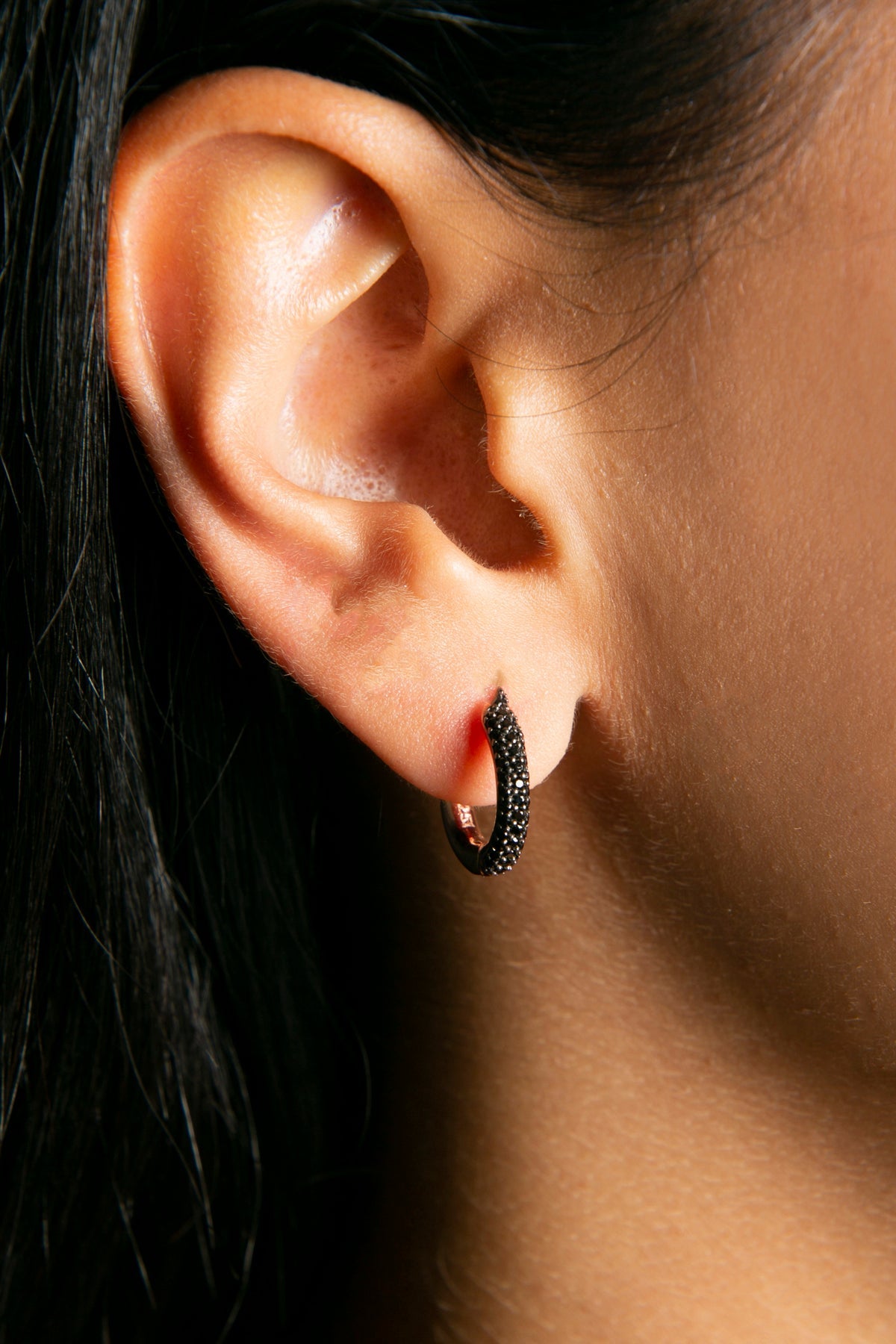 Wholesale Women's Black Stone Detailed Hoop Earrings in 925 Sterling Silver