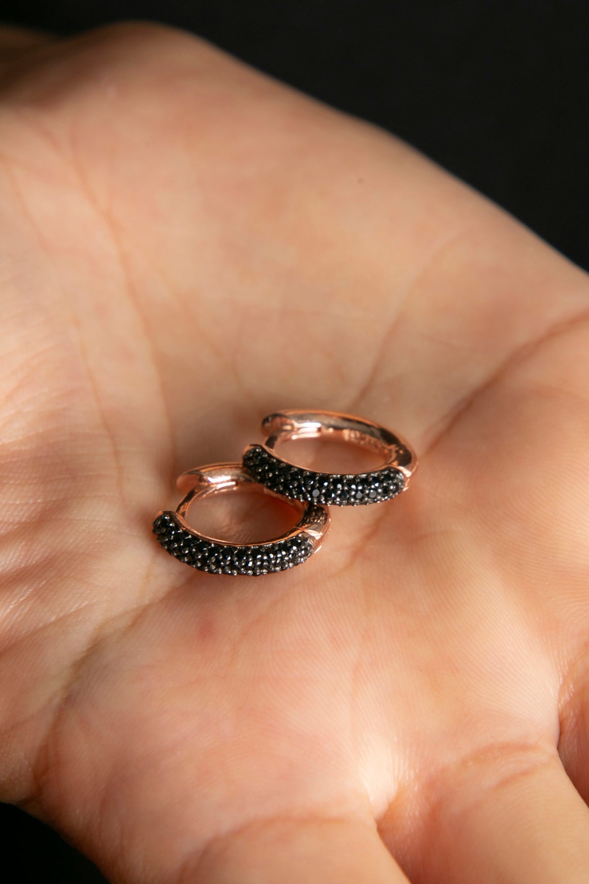 Wholesale Women's Black Stone Detailed Hoop Earrings in 925 Sterling Silver