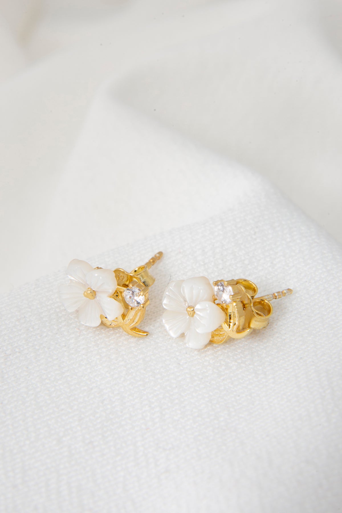 Wholesale Women's 925 Sterling Silver Magnolia Flower Earrings with Mother of Pearl