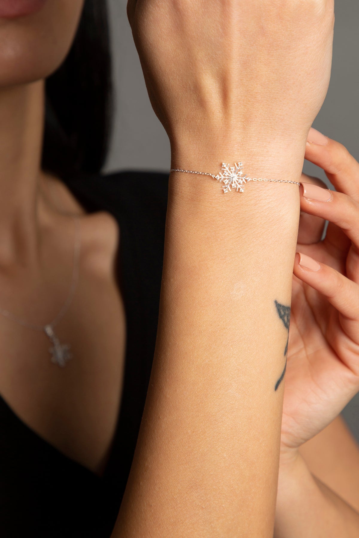 Wholesale Women's 925 Sterling Silver Snowflake Pendant Necklace and Earrings Set